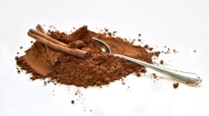 Cinnamon bark and powder with spoon